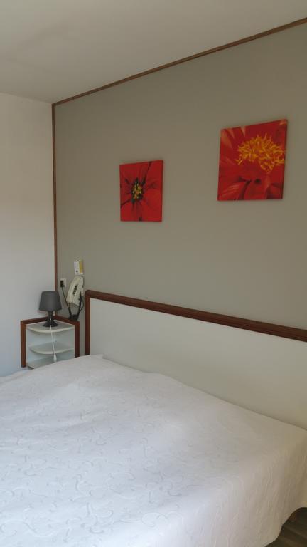 Le Magiot Hotel Montliot-et-Courcelles Room photo